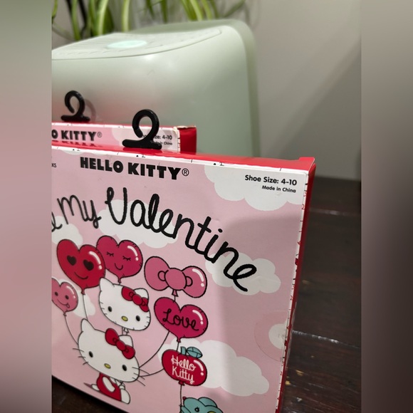 Hello Kitty Valentine's Day Crew Socks - Picture 2 of 2